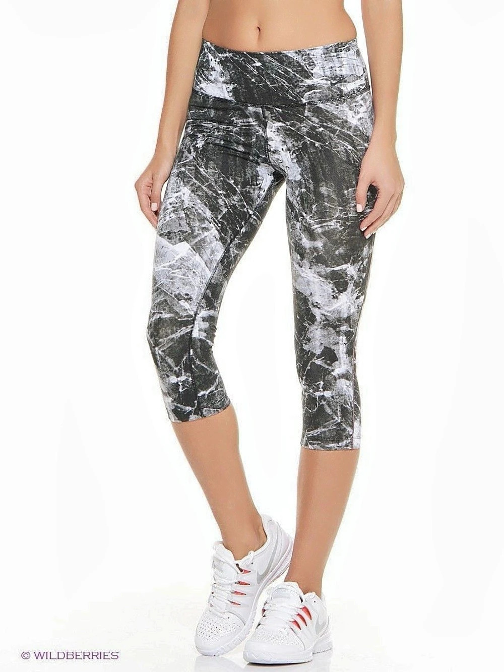 Nike dri-fit Womenβs Capri Leggings in Black & White